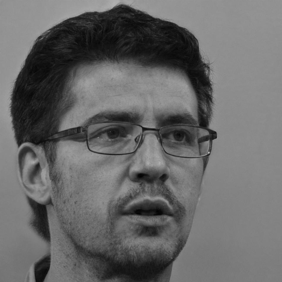 Retrato profesional de instructor especialista en finanzas corporativas